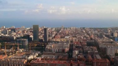 Barcelona, İspanya 'nın hava aracı görüntüsü. Uzaktaki Akdeniz 'de çok sayıda konut ve ofis binası.