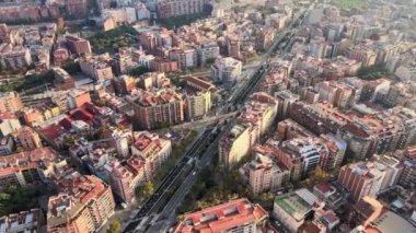 Barcelona, İspanya 'nın hava aracı görüntüsü. Birden fazla konut binası olan bloklar, arabalı yollar, uzaktaki Akdeniz