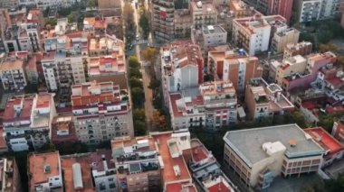 Barcelona, İspanya 'nın hava aracı görüntüsü. Birden fazla konut binası olan bloklar, arabalı yollar