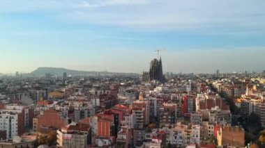 Barcelona, İspanya 'nın hava aracı görüntüsü. Birden fazla apartmanı ve Sagrada Ailesi olan bloklar
