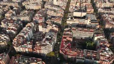 Barcelona, İspanya 'nın hava aracı görüntüsü. Birden fazla konut binası olan bloklar, arabalı yollar