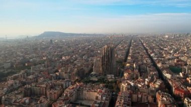 Barcelona, İspanya 'nın hava aracı görüntüsü. Birden fazla apartmanı ve Sagrada Ailesi olan bloklar