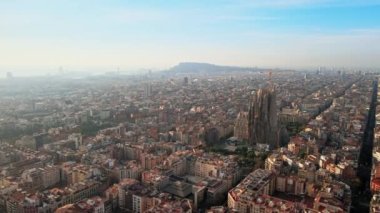 Barcelona, İspanya 'nın hava aracı görüntüsü. Birden fazla apartmanı ve Sagrada Ailesi olan bloklar