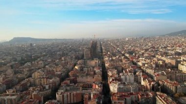 Barcelona, İspanya 'nın hava aracı görüntüsü. Birden fazla apartmanı ve Sagrada Ailesi olan bloklar