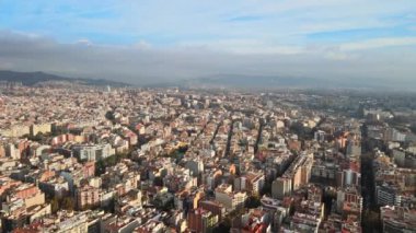 Barcelona, İspanya 'nın hava aracı görüntüsü. Birden fazla konut binası olan bloklar, arabalı yollar