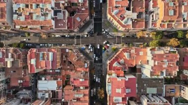 Barcelona, İspanya 'nın hava aracı görüntüsü. Birden fazla konut binası olan bloklar, arabalı yollar
