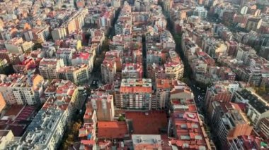 Barcelona, İspanya 'nın hava aracı görüntüsü. Birden fazla konut binası olan bloklar, arabalı yollar
