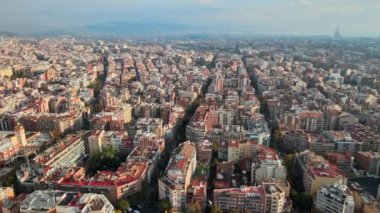 Barcelona, İspanya 'nın hava aracı görüntüsü. Birden fazla konut binası olan bloklar, arabalı yollar