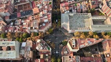 Barcelona, İspanya 'nın hava aracı görüntüsü. Birden fazla konut binası olan bloklar ve Sagrada Familia, arabalı yollar