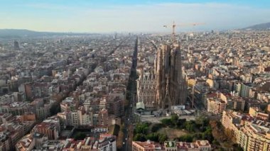 Barcelona, İspanya 'nın hava aracı görüntüsü. Birden fazla apartmanı ve Sagrada Ailesi olan bloklar