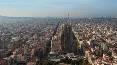 Barcelona, İspanya 'nın hava aracı görüntüsü. Birden fazla apartmanı ve Sagrada Ailesi olan bloklar