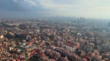 Barcelona, İspanya 'nın hava aracı görüntüsü. Uzaktaki Akdeniz 'de çok sayıda konut ve ofis binası.