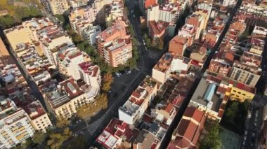 Barcelona, İspanya 'nın hava aracı görüntüsü. Birden fazla konut binası olan bloklar, arabalı yollar