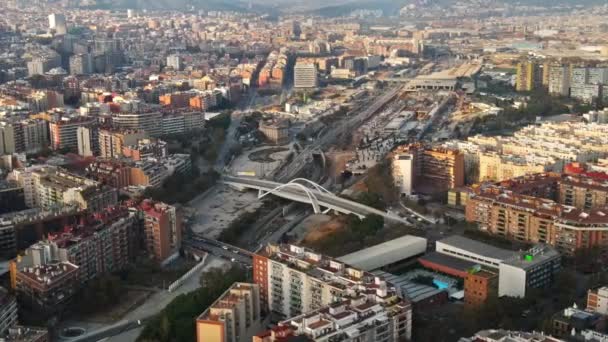 Вид Воздуха Барселону Испания Блоки Несколькими Жилыми Зданиями Дороги Автомобилями — стоковое видео