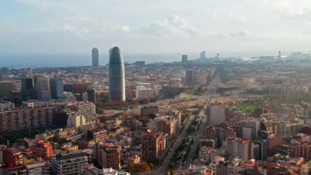 Vista Aérea Drone Barcelona Espanha Múltiplos Edifícios Residenciais Escritórios Mar — Vídeo de Stock