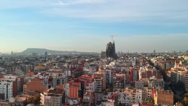 Luchtdrone Zicht Barcelona Spanje Blokken Met Meerdere Woongebouwen Sagrada Familia — Stockvideo
