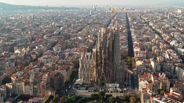 Вид Воздуха Барселону Испания Блоки Несколькими Жилыми Зданиями Sagrada Familia — стоковое видео