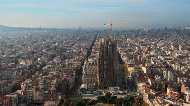 Légi Drón Kilátás Barcelona Spanyolország Blokkok Több Lakóépületek Sagrada Familia — Stock videók