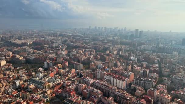Vista Aérea Drone Barcelona Espanha Múltiplos Edifícios Residenciais Escritórios Mar — Vídeo de Stock