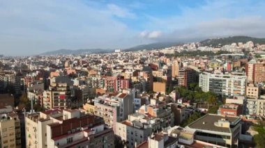 Barcelona, İspanya 'nın hava aracı görüntüsü. Birden fazla konut binası ve yeşilliği olan bloklar