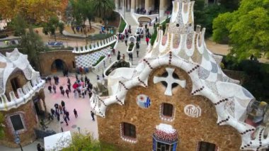 Barcelona, İspanya 'nın hava aracı görüntüsü. Turistlerle Park Guell, bir sürü yeşillik.