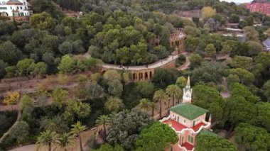 Barcelona, İspanya 'nın hava aracı görüntüsü. Turistlerle Park Guell, bir sürü yeşillik.