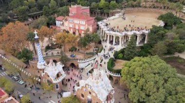 Barcelona, İspanya 'nın hava aracı görüntüsü. Turistlerle Park Guell, bir sürü yeşillik.