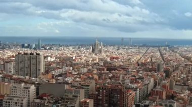 Barcelona, İspanya 'nın hava aracı görüntüsü. Birden fazla apartmanı olan bloklar, Sagrada Familia uzakta.