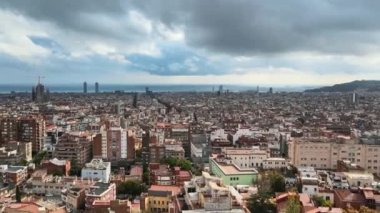 BARCELONA, İSPA - Kasım 2021: şehrin hava aracı görüntüsü. Birden fazla konut binası, yeşillik, Sagrada Familia olan bloklar