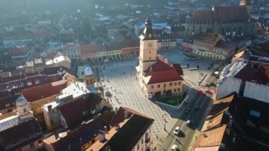 Romanya 'nın Brasov kentindeki Konsey Meydanı' nın insansız hava aracı görüntüsü. Eski şehir merkezi İlçe Tarih Müzesi, binalar, insanlar