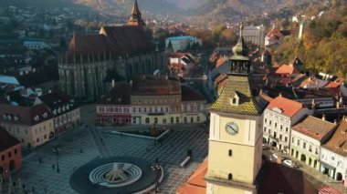 Romanya 'nın Brasov kentindeki Konsey Meydanı' nın insansız hava aracı görüntüsü. Siyahi Kilise ve İlçe Tarih Müzesi, binalar, insanlar