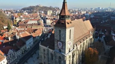 Romanya 'nın Brasov kentindeki Konsey Meydanı' nın insansız hava aracı görüntüsü. Siyahi Kilise ve İlçe Tarih Müzesi, binalar, insanlar