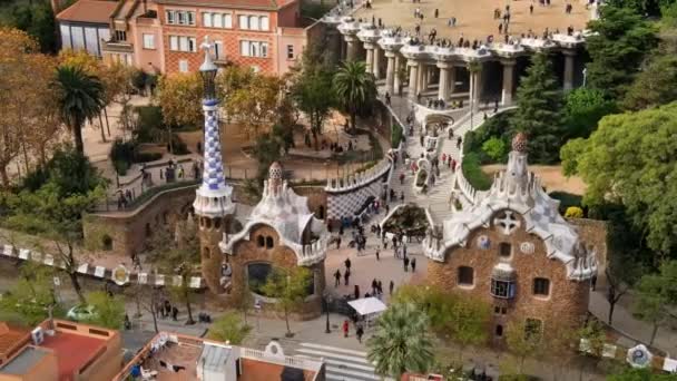 Luchtdrone Zicht Barcelona Spanje Park Guell Met Toeristen Veel Groen — Stockvideo