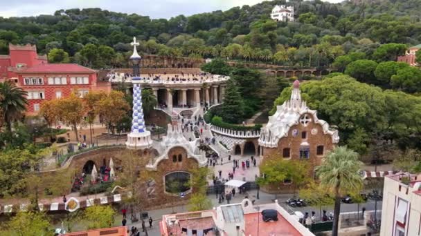 Luchtdrone Zicht Barcelona Spanje Park Guell Met Toeristen Veel Groen — Stockvideo