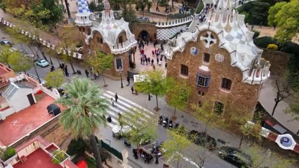 Drohnen Ansicht Von Barcelona Spanien Park Güell Mit Touristen Viel — Stockvideo