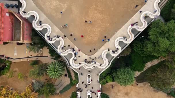 バルセロナ スペインの空中ドローンビュー 公園観光客とグール 緑の多く — ストック動画