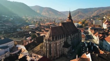 Romanya 'nın Brasov kentindeki Kara Kilise' nin insansız hava aracı görüntüsü. Binaları ve insanları olan eski şehir merkezi.