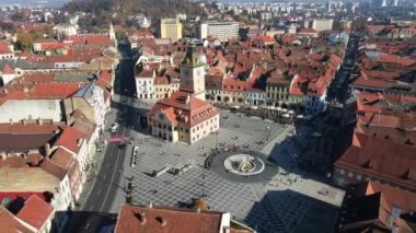 Romanya 'nın Brasov kentindeki Konsey Meydanı' nın insansız hava aracı görüntüsü. Eski şehir merkezi İlçe Tarih Müzesi, binalar, insanlar