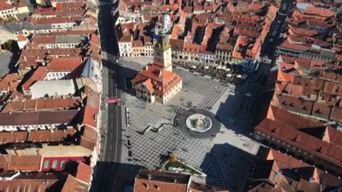 Romanya 'nın Brasov kentindeki Konsey Meydanı' nın insansız hava aracı görüntüsü. Eski şehir merkezi İlçe Tarih Müzesi, binalar, insanlar