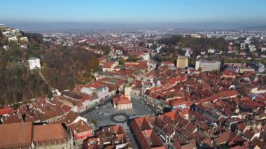 Romanya 'nın Brasov kentindeki Konsey Meydanı' nın insansız hava aracı görüntüsü. Şehir merkezi, İlçe Tarih Müzesi, konut binaları, insanlar