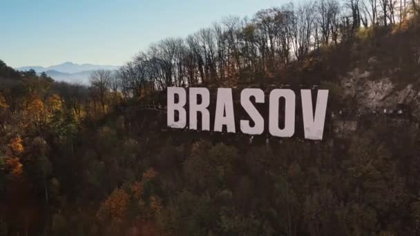 Brasov Υπογράψει Στην Κορυφή Του Λόφου Κοντά Στην Πόλη Κιτρινισμένα — Αρχείο Βίντεο