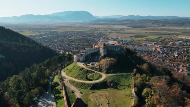 Vista Aérea Fortaleza Rasnov Rumania Fortaleza Medieval Cima Colina Pueblo — Vídeo de stock