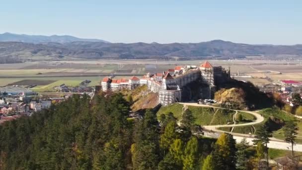 Vista Aérea Fortaleza Rasnov Rumania Fortaleza Medieval Cima Colina Pueblo — Vídeo de stock