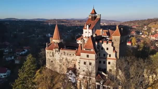 ルーマニアのブラン城の空中ドローンビュー カルパティアの中世の城 黄色の木々 観光客 — ストック動画
