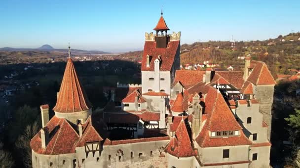 Légi Drón Kilátás Bran Castle Romániában Középkori Vár Kárpátok Sárgás — Stock videók