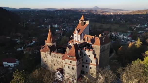 Luftaufnahme Der Burg Bran Rumänien Mittelalterliche Burg Den Karpaten Vergilbte — Stockvideo