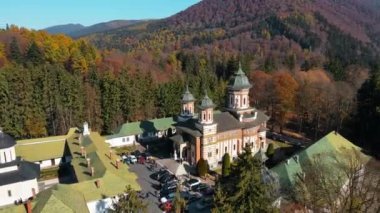Romanya 'daki Sinaia Manastırı' nın insansız hava aracı görüntüsü. Karpatlar 'da iç sarayı, kilisesi, turistleri ve ormanı olan manastır.