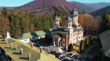Romanya 'daki Sinaia Manastırı' nın insansız hava aracı görüntüsü. Karpatlar 'da iç sarayı, kilisesi, turistleri ve ormanı olan manastır.