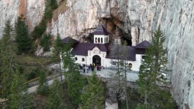 Romanya 'daki Ialomitei Mağarası' nın insansız hava aracı görüntüsü. Bucegi Dağları 'ndaki turistlerle mağaraya giriyoruz.