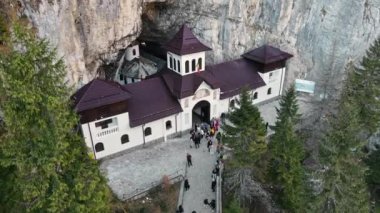 Romanya 'daki Ialomitei Mağarası' nın insansız hava aracı görüntüsü. Bucegi Dağları 'ndaki turistlerle mağaraya giriyoruz.